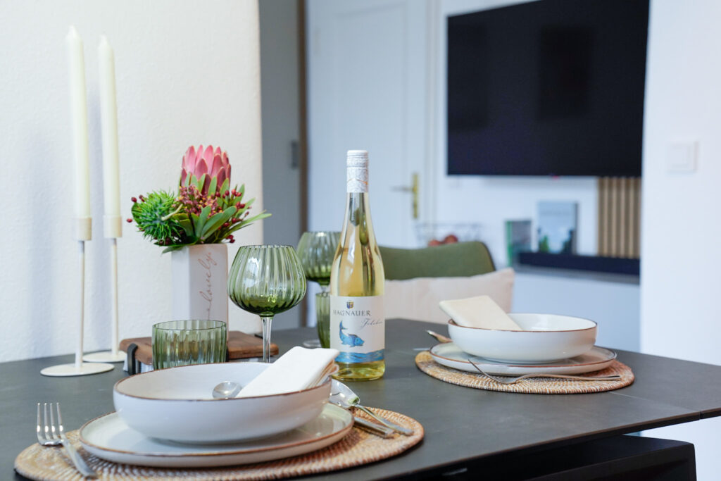 bild tisch mit tv.jpg